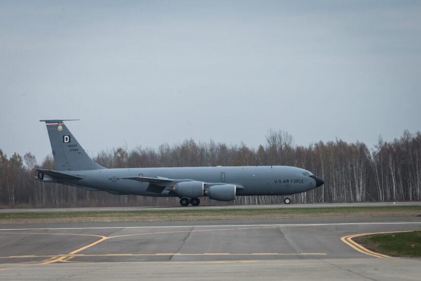 Zokniuose nusileido JAV F-22 naikintuvai, juos atlydėjo degalų papildymo ore lėktuvas KC-135. Martyno Ambrazo nuotr.