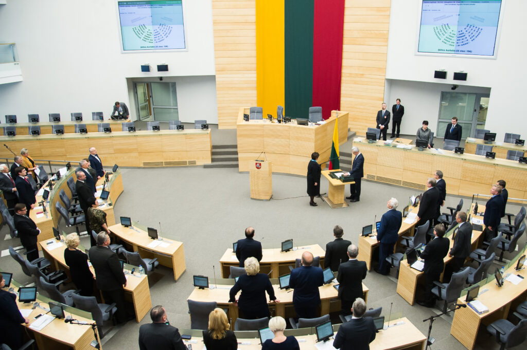 Prisiekė trečiai kadencijai Seimo kontrolieriumi paskirtas A. Normantas. Olgos Posaškovos (LR Seimo kanceliarija) nuotr.