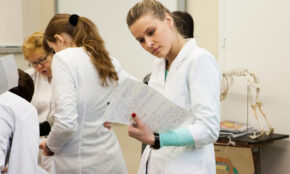 Radikaliai mažinamas medicinos rezidentūros vietų skaičius paskatins jaunų gydytojų emigraciją. LSMU nuotr.