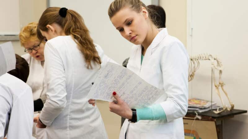 Jaunieji medikai kyla į kovą: įstatymo pataisos kelia didžiulį pasipriešinimą, dėl siuntimo į regionus – aiški žinutė