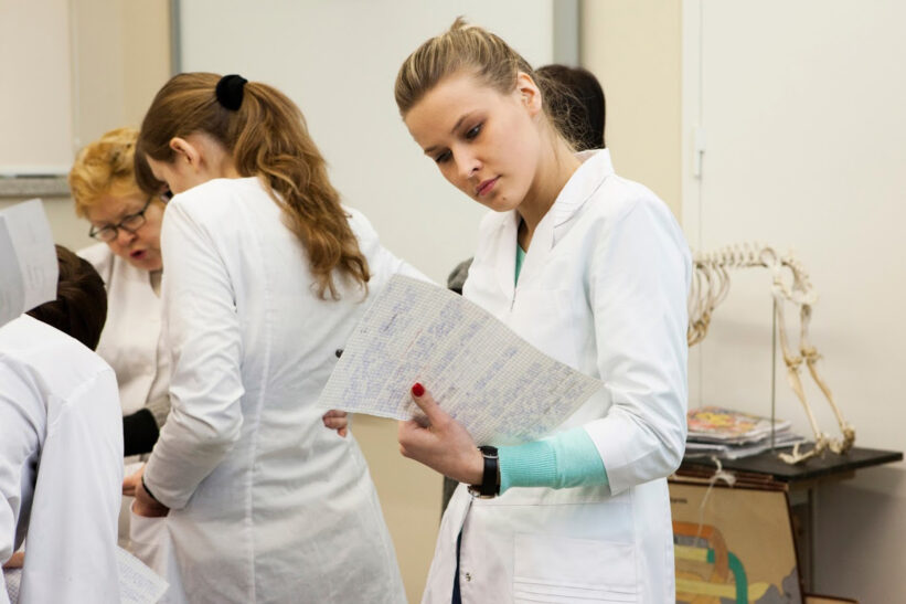 Radikaliai mažinamas medicinos rezidentūros vietų skaičius paskatins jaunų gydytojų emigraciją. LSMU nuotr.