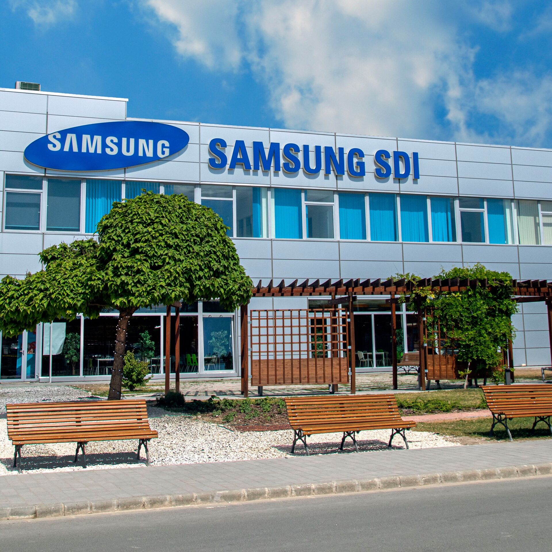 Automobilių rinkai – svarbus signalas: „Samsung SDI“ ir „Mercedes-Benz“kartu kurs naujas technologijas