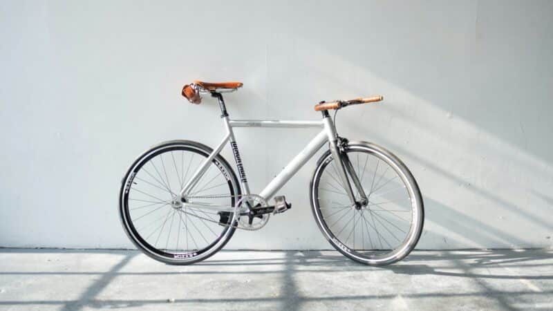 Vairuotojai nebežino ką daryti: šiame mieste prasidėjo masinė dviračių takų plėtra