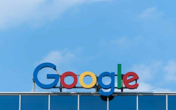 „Google“ susitarė su Pentagonu dėl DI: ką tai reiškia slaptoms operacijoms ir rinkai?