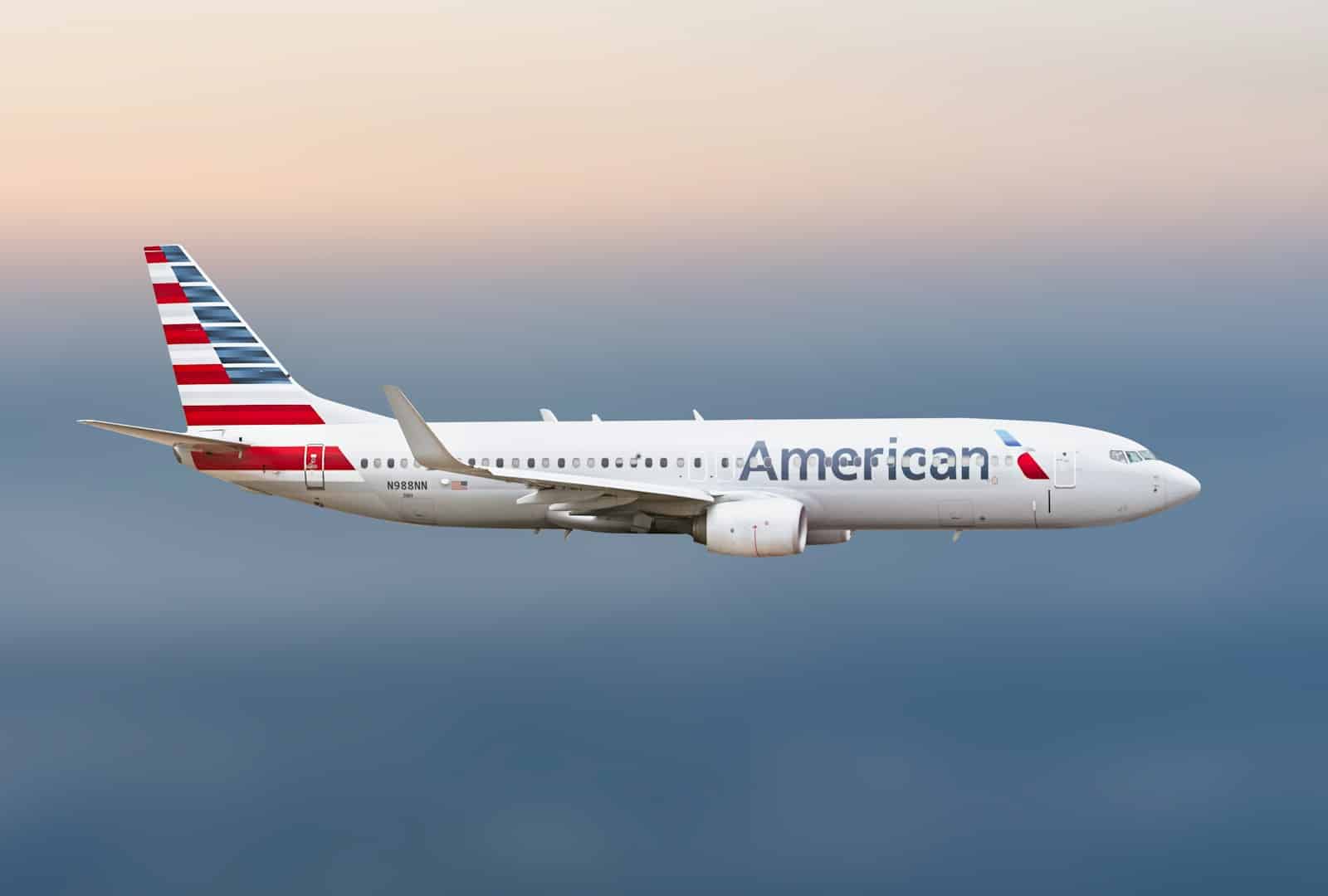 „American Airlines” neigia planus jungtis su „United”: akcijos krito