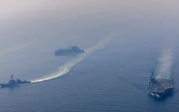 JAV karinės pajėgos: trijų lėktuvnešių dislokavimas Irano naftos eksportui kainuoja milijonus