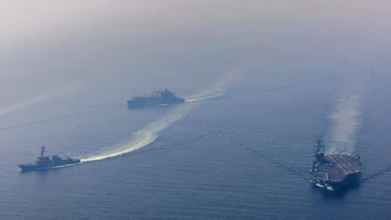 JAV karinės pajėgos: trijų lėktuvnešių dislokavimas Irano naftos eksportui kainuoja milijonus