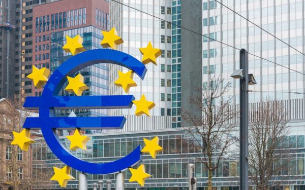 Euro zonos ekonomika balansuoja ties stagfliacijos riba: BVP augo vos 0,1%, infliacija kilo iki 3%