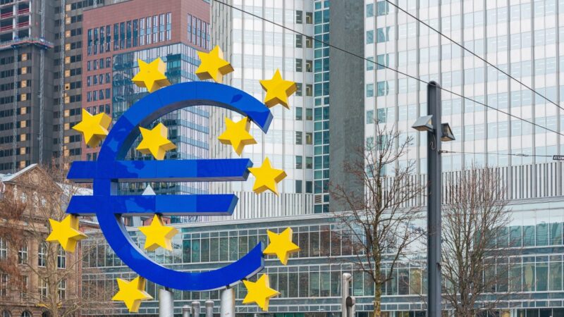 Euro zonos ekonomika balansuoja ties stagfliacijos riba: BVP augo vos 0,1%, infliacija kilo iki 3%