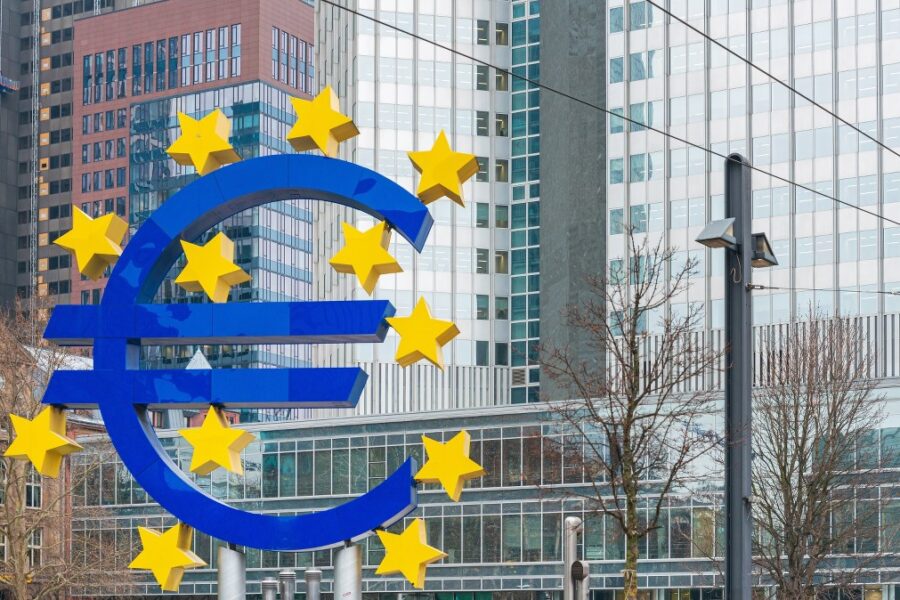 Euro zonos ekonomika balansuoja ties stagfliacijos riba: BVP augo vos 0,1%, infliacija kilo iki 3%