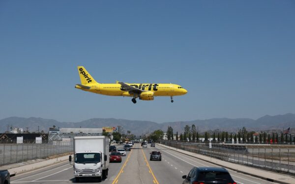 „Spirit Airlines“ pasitraukia iš rinkos: kuro kainų šuolis sužlugdė pigių skrydžių vežėją