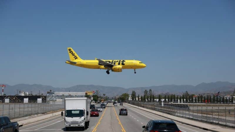 „Spirit Airlines“ pasitraukia iš rinkos: kuro kainų šuolis sužlugdė pigių skrydžių vežėją