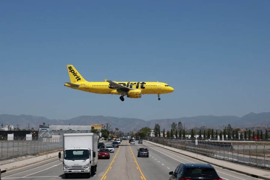 „Spirit Airlines“ pasitraukia iš rinkos: kuro kainų šuolis sužlugdė pigių skrydžių vežėją