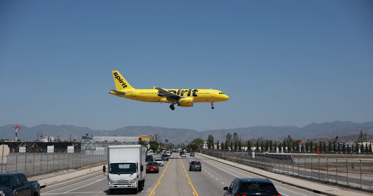 „Spirit Airlines“ pasitraukia iš rinkos: kuro kainų šuolis sužlugdė pigių skrydžių vežėją