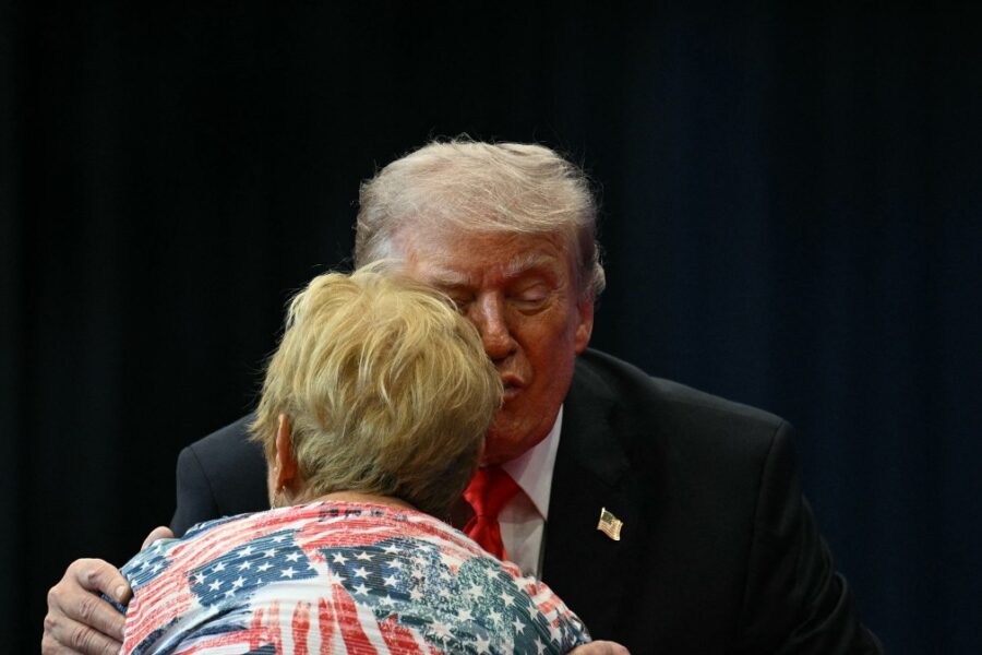 D. Trumpas nustebęs dėl naftos rinkos reakcijos: ar kainos tikrai kris pasibaigus karui?