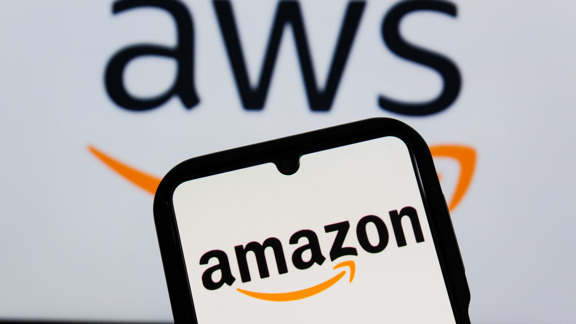 Volstrytas prognozuoja tolesnį „Amazon“ akcijų augimą – investuotojus traukia nauji DI lustai