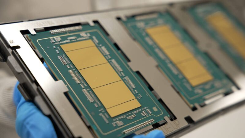 „Intel“ rezultatai grąžino optimizmą į puslaidininkių rinką, bet nerimą kelia galimi helio tiekimo sutrikimai