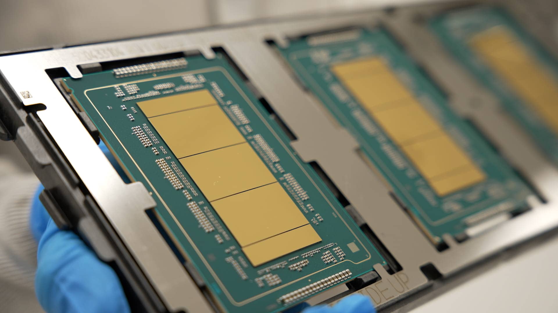 „Intel“ rezultatai grąžino optimizmą į puslaidininkių rinką, bet nerimą kelia galimi helio tiekimo sutrikimai