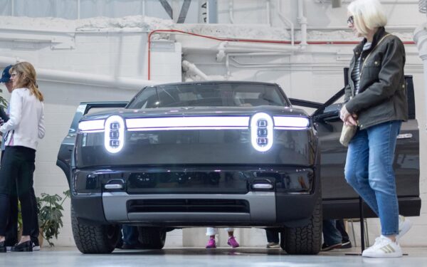 „Rivian“ mažina planuojamos gamyklos pajėgumus – ar atsargesnė plėtra padės suvaldyti nuostolius?
