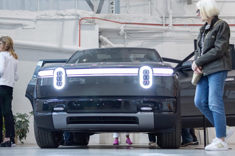 „Rivian“ mažina planuojamos gamyklos pajėgumus – ar atsargesnė plėtra padės suvaldyti nuostolius?