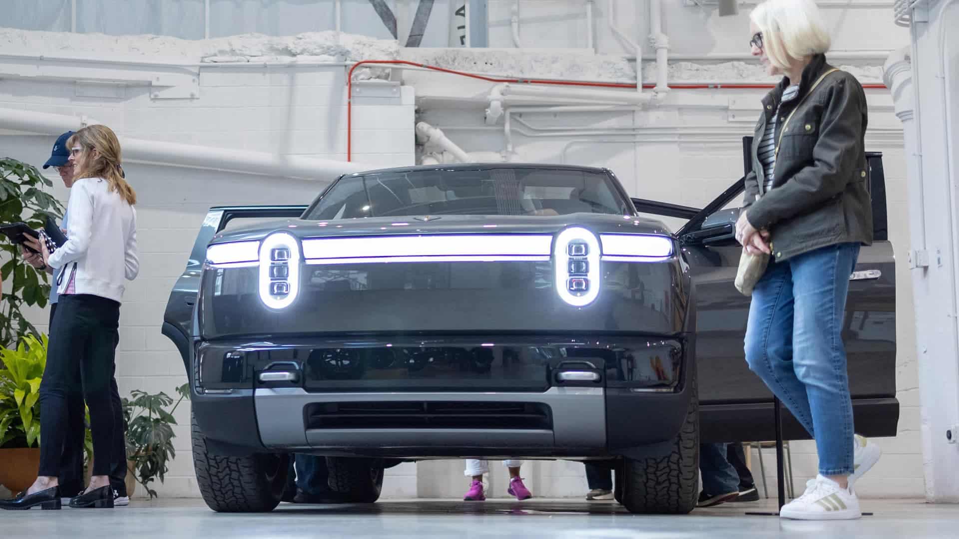 „Rivian“ mažina planuojamos gamyklos pajėgumus – ar atsargesnė plėtra padės suvaldyti nuostolius?