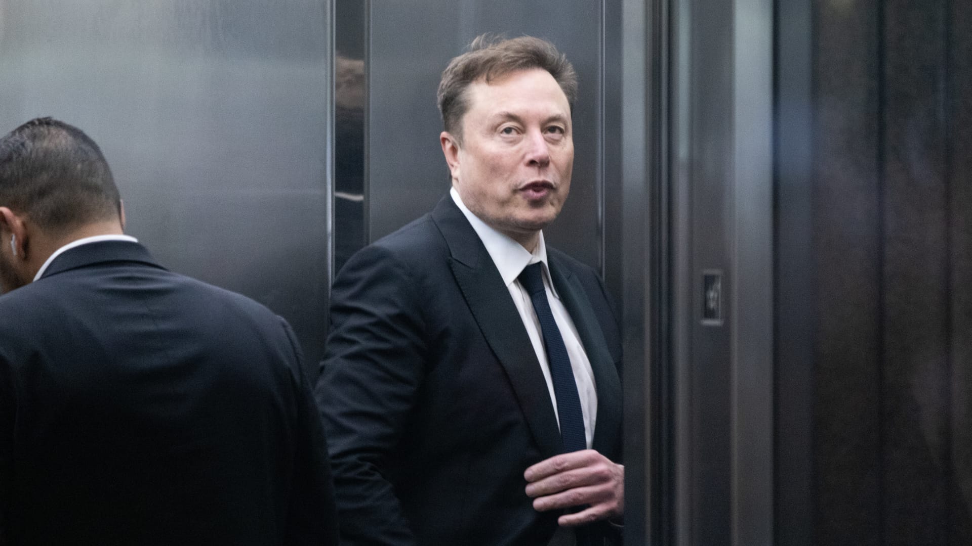 E. Muskas: „OpenAI“ labdaros misija buvo neteisėtai paversta komerciniu projektu