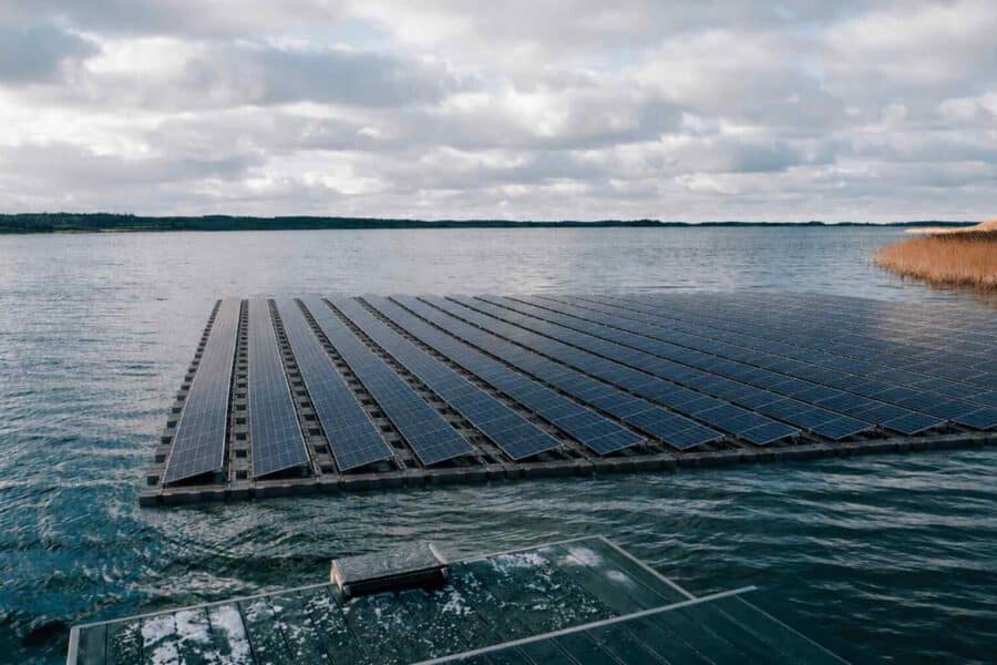Netikėtas reiškinys: plūduriuojanti saulės elektrinė virto gyvybės slėptuve po vandeniu