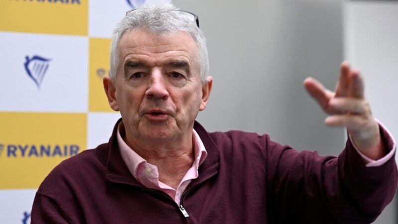 Ar brangs lėktuvų bilietai? „Ryanair“ vadovas perspėja dėl įtampos degalų rinkoje