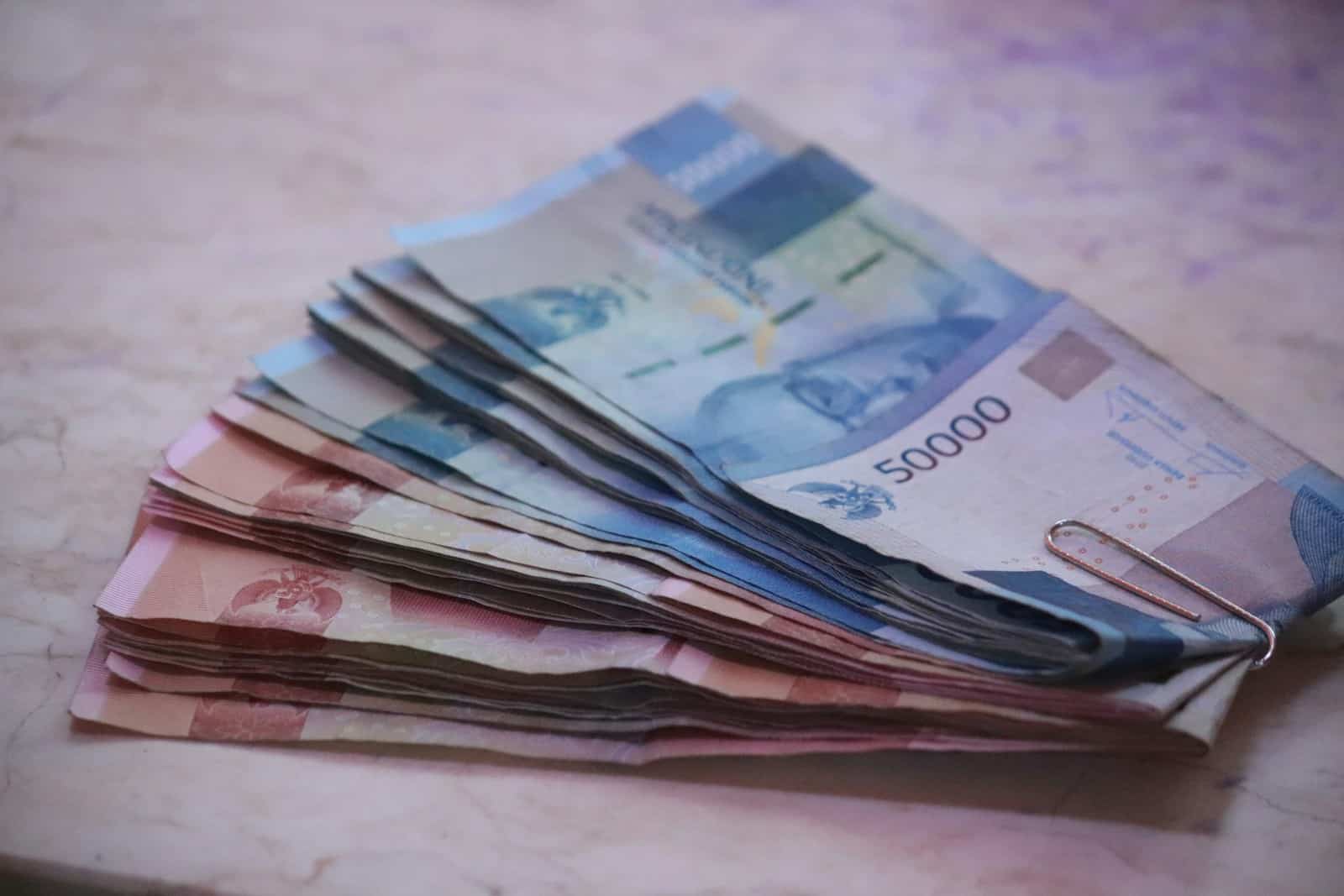 Banko sąskaitų ir kortelių mokesčiai: kur dingsta jūsų pinigai ir kaip jų palikti daugiau