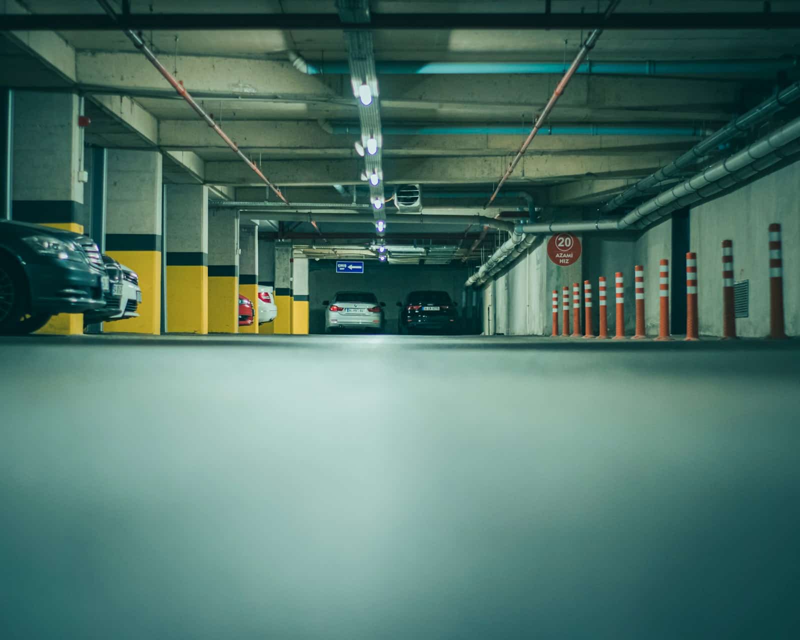 Elektromobilių įkrovimas daugiabutyje: kaip susitarti su kaimynais, įsirengti saugiai ir nepabranginti projekto