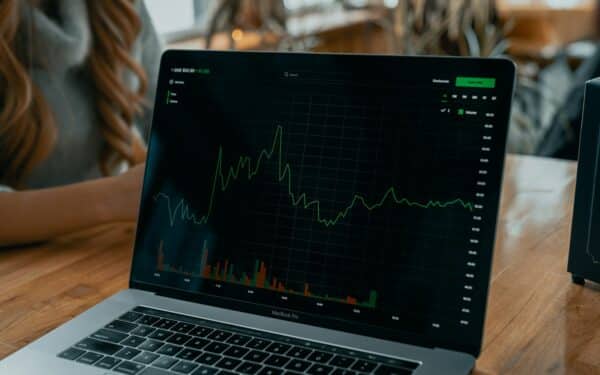 ETF fondai smulkiems investuotojams: kaip veikia, kokią riziką kelia ir nuo ko pradėti pirmą kartą