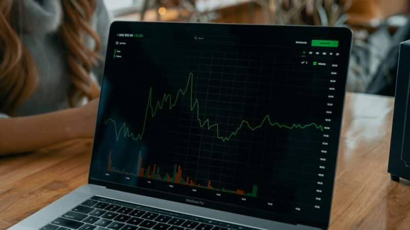 ETF fondai smulkiems investuotojams: kaip veikia, kokią riziką kelia ir nuo ko pradėti pirmą kartą