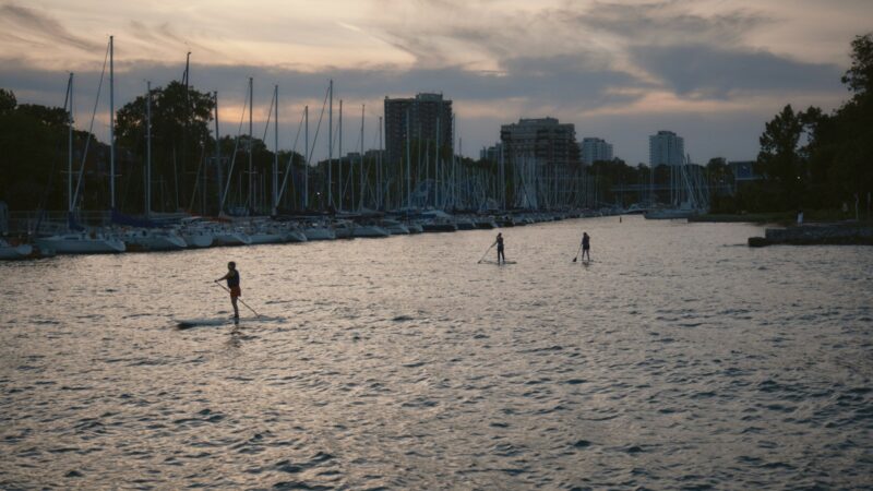 Irklentės Lietuvos vandenyse: kaip saugiai pradėti, kokią įrangą rinktis ir kur plaukti