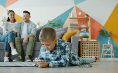 Kaip protingai naudoti tėvų kontrolę telefonuose ir maršrutizatoriuose: praktinis vadovas