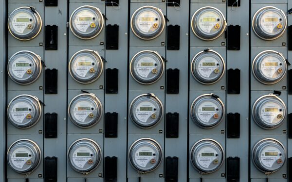Kintamos elektros kainos ir išmanūs skaitikliai: kaip paprasti įpročiai padeda mažinti sąskaitas už elektrą