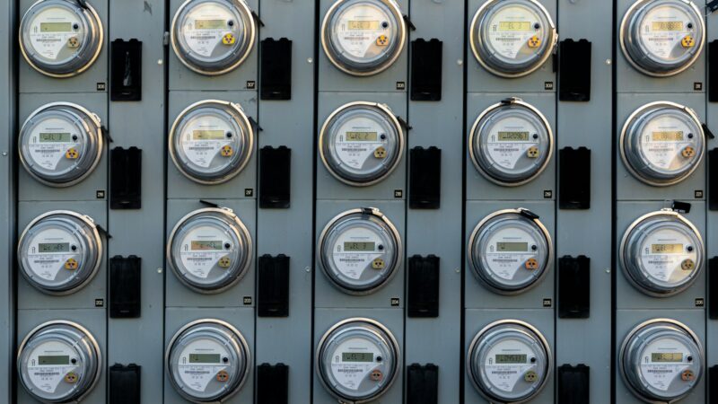 Kintamos elektros kainos ir išmanūs skaitikliai: kaip paprasti įpročiai padeda mažinti sąskaitas už elektrą