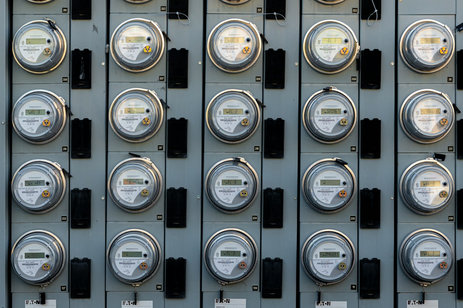 Kintamos elektros kainos ir išmanūs skaitikliai: kaip paprasti įpročiai padeda mažinti sąskaitas už elektrą