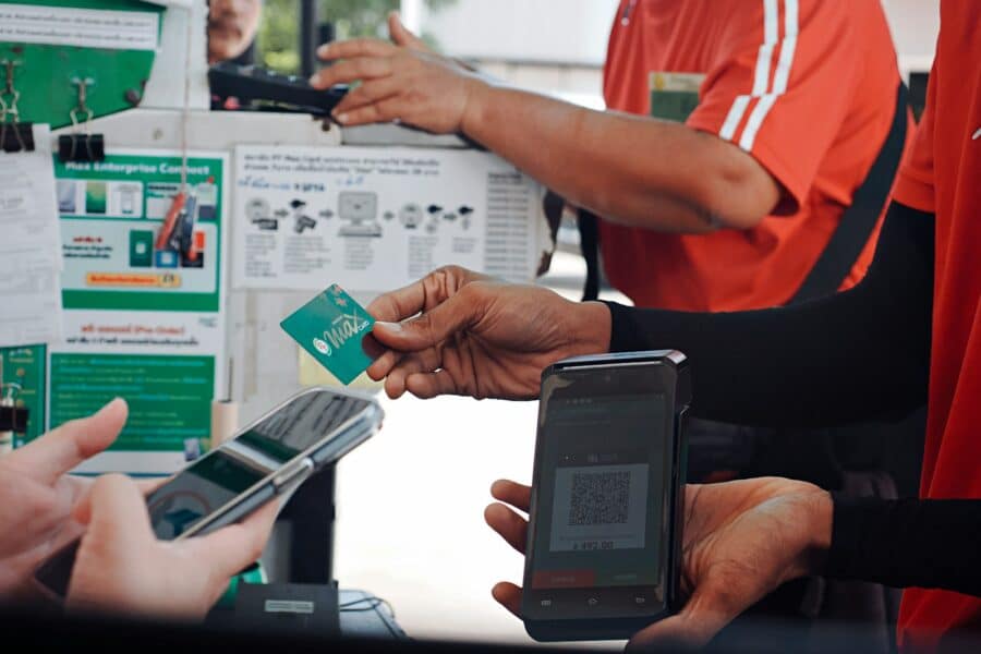 Supermarket loyalty card smartphone checkout