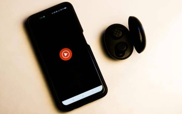 „YouTube Music“ klaida siutina: po vienos dainos nutyla, o perjungimo mygtukas neveikia