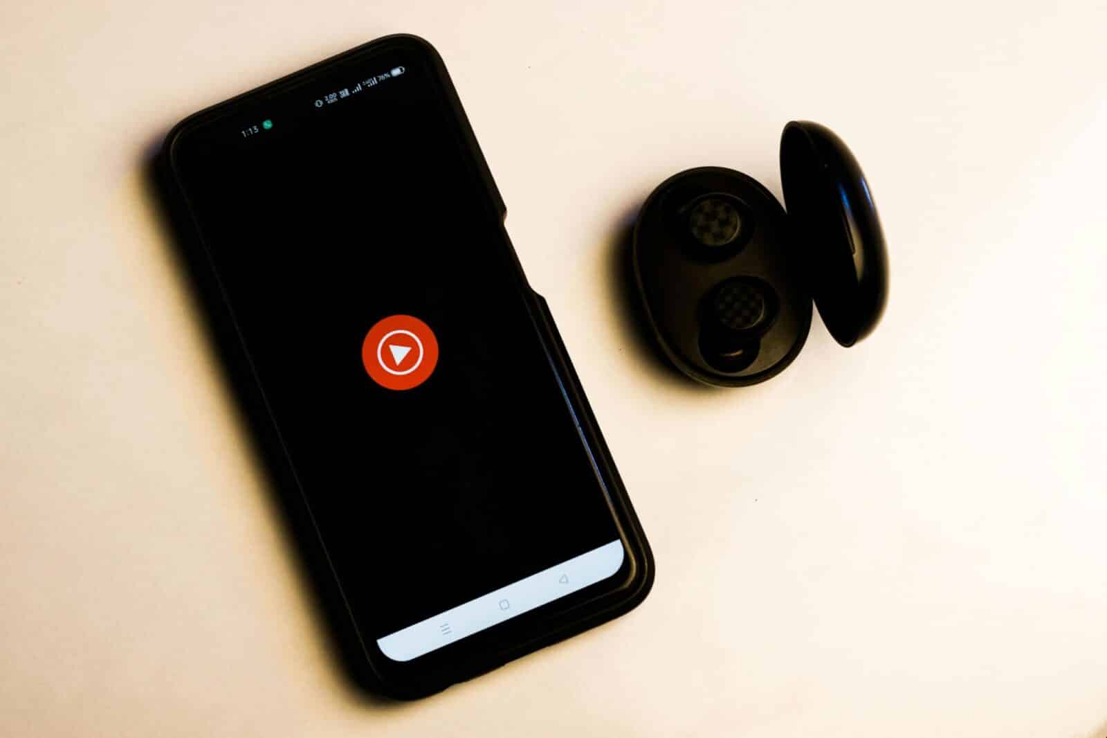 „YouTube Music“ klaida siutina: po vienos dainos nutyla, o perjungimo mygtukas neveikia