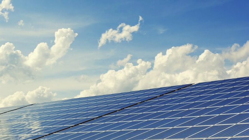 Saulės elektrinės gamina perteklių, kainos tampa neigiamos – ar pigs elektra vartotojams?
