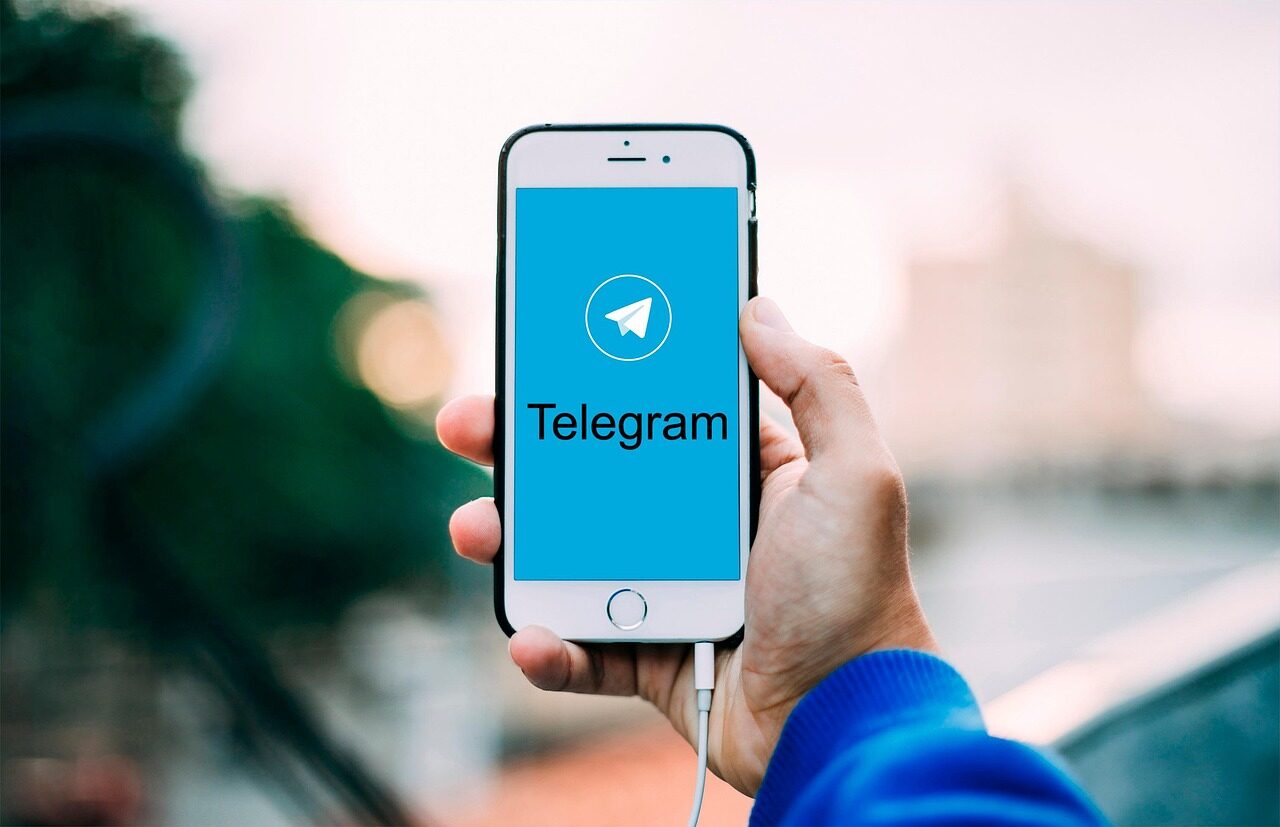 Rusija atjungia „WhatsApp“ ir „Telegram“ – ar „suverenus internetas“ taps nauja geležine uždanga?