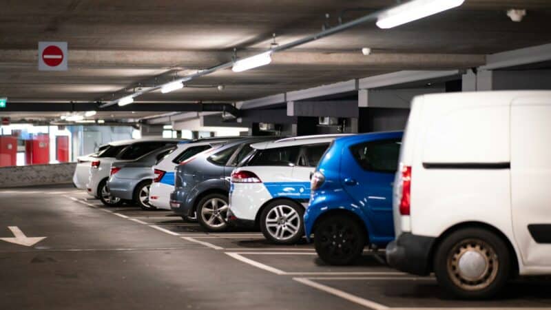 Požeminis parkingas ar kiemo aikštelė: kaip parkavimo sprendimai keičia daugiabučių vertę