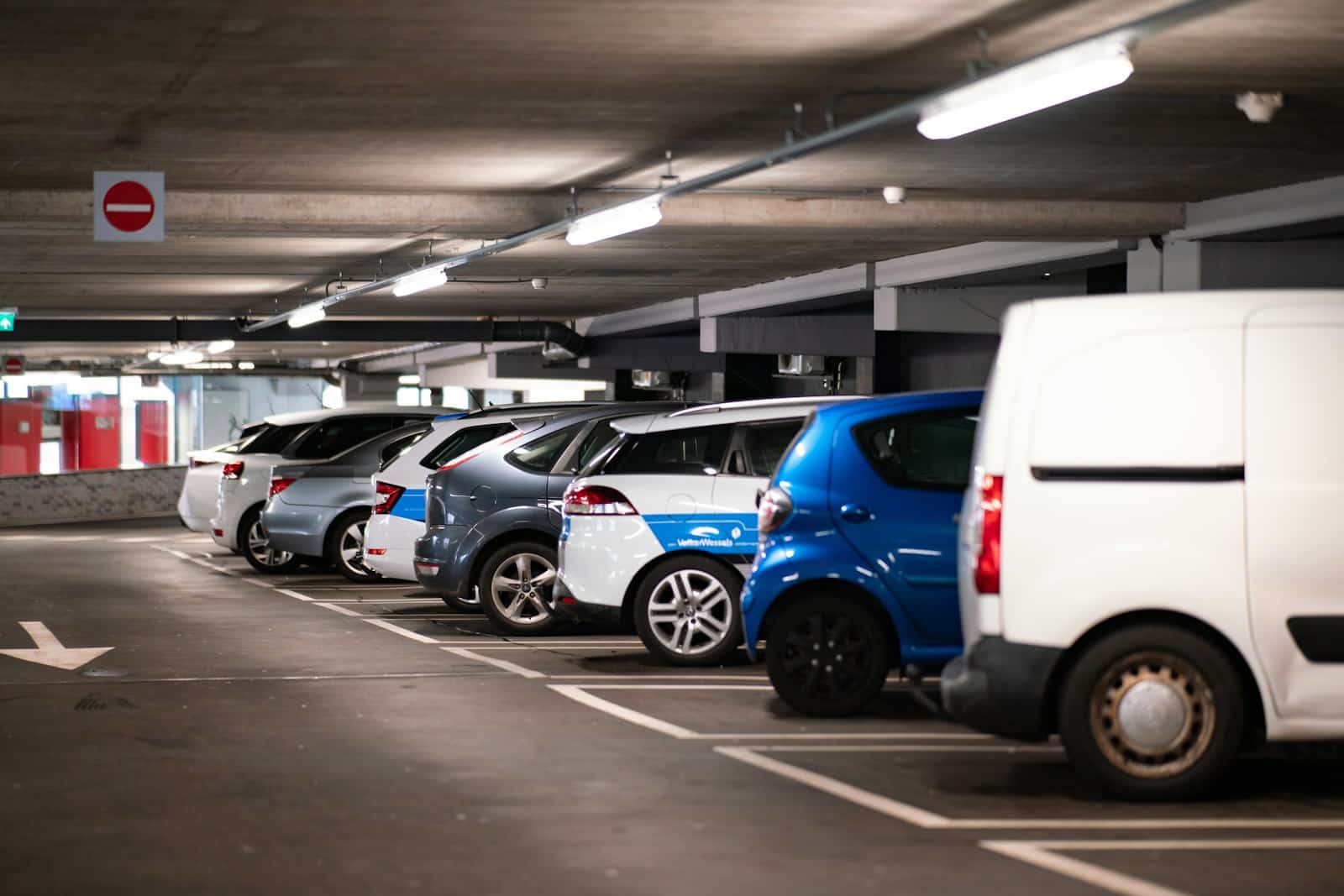 Požeminis parkingas ar kiemo aikštelė: kaip parkavimo sprendimai keičia daugiabučių vertę