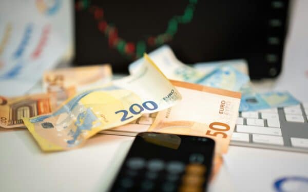 Šildymo sąskaitų mažinimas bute: termostatai, balansavimas ir mažos investicijos, kurios veikia