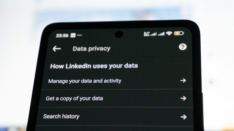 Vietinis dirbtinis intelektas telefone: ką tai keičia privatumui, baterijai ir kasdienėms funkcijoms