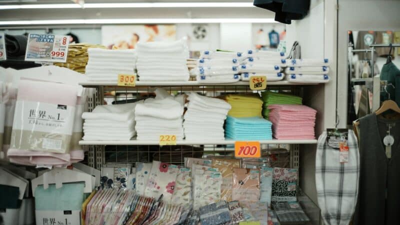 Didieji mažmeninės prekybos tinklai suka prie naudotų prekių: kaip tai perbraižo vartojimo ir verslo taisykles