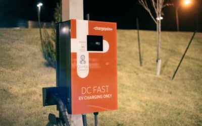 Elektromobilių įkrovimo stotelės verslui ir savivaldybėms: kaip priimti sprendimą, kad investicija atsipirktų