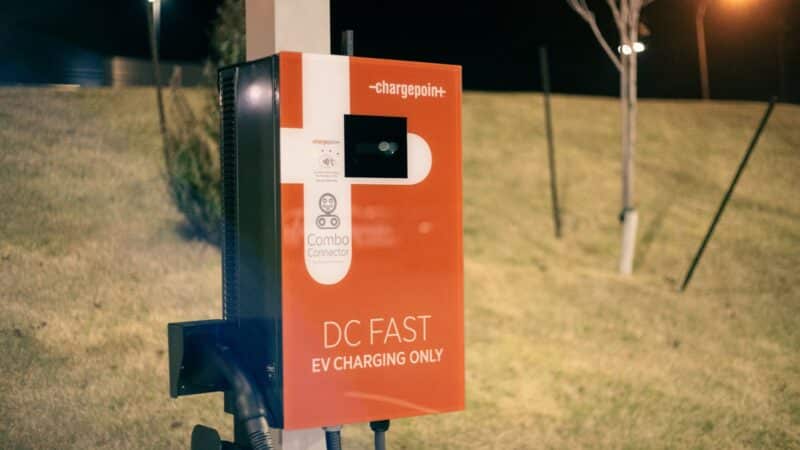 Elektromobilių įkrovimo stotelės verslui ir savivaldybėms: kaip priimti sprendimą, kad investicija atsipirktų