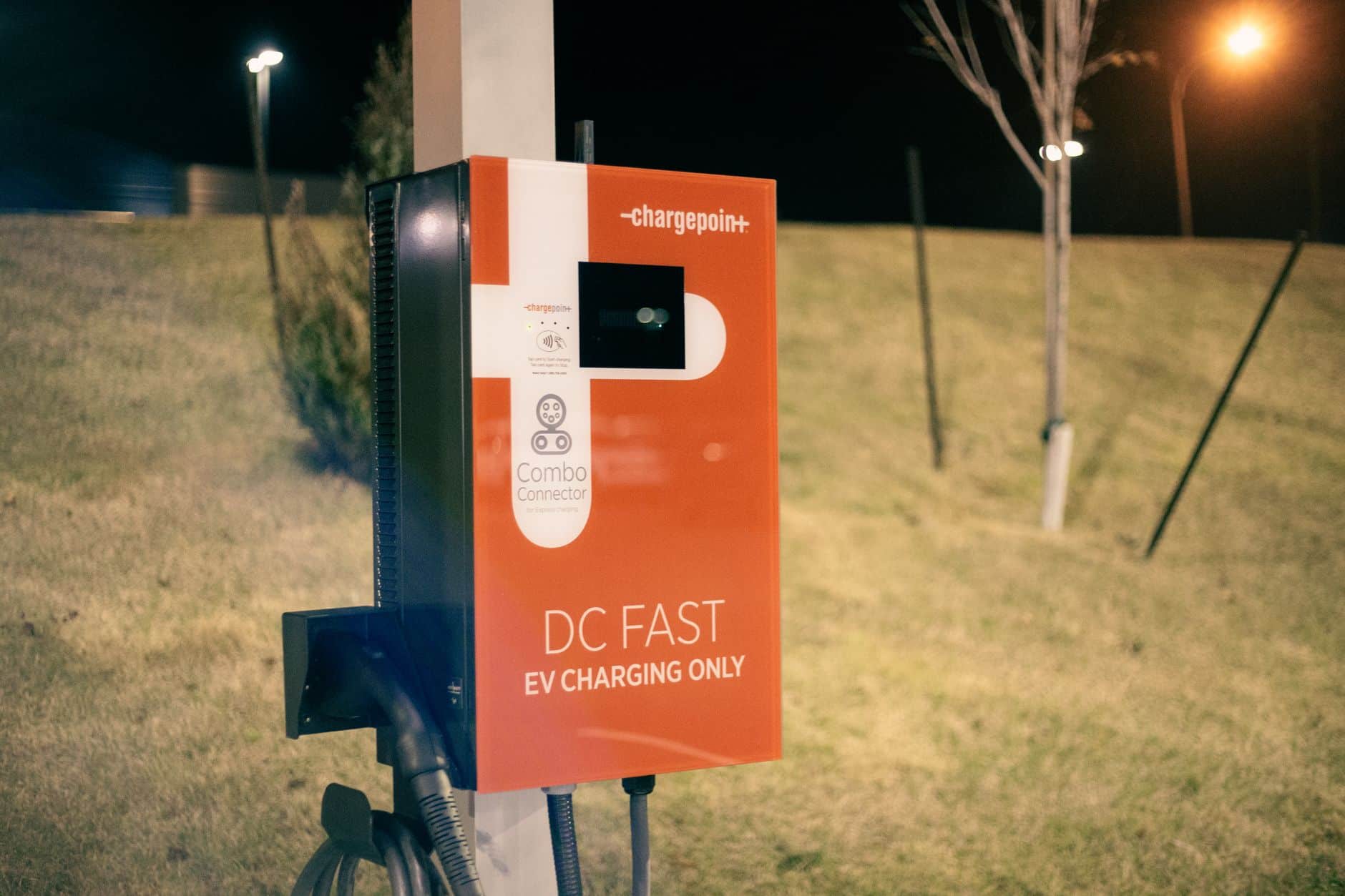 Elektromobilių įkrovimo stotelės verslui ir savivaldybėms: kaip priimti sprendimą, kad investicija atsipirktų